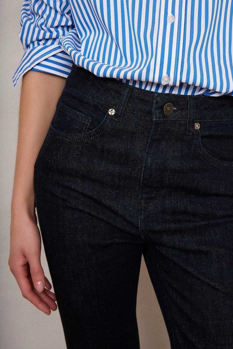 WYSE London Longer Lengths | Rosie Cropped Kickflare Jean - Rinse Wash