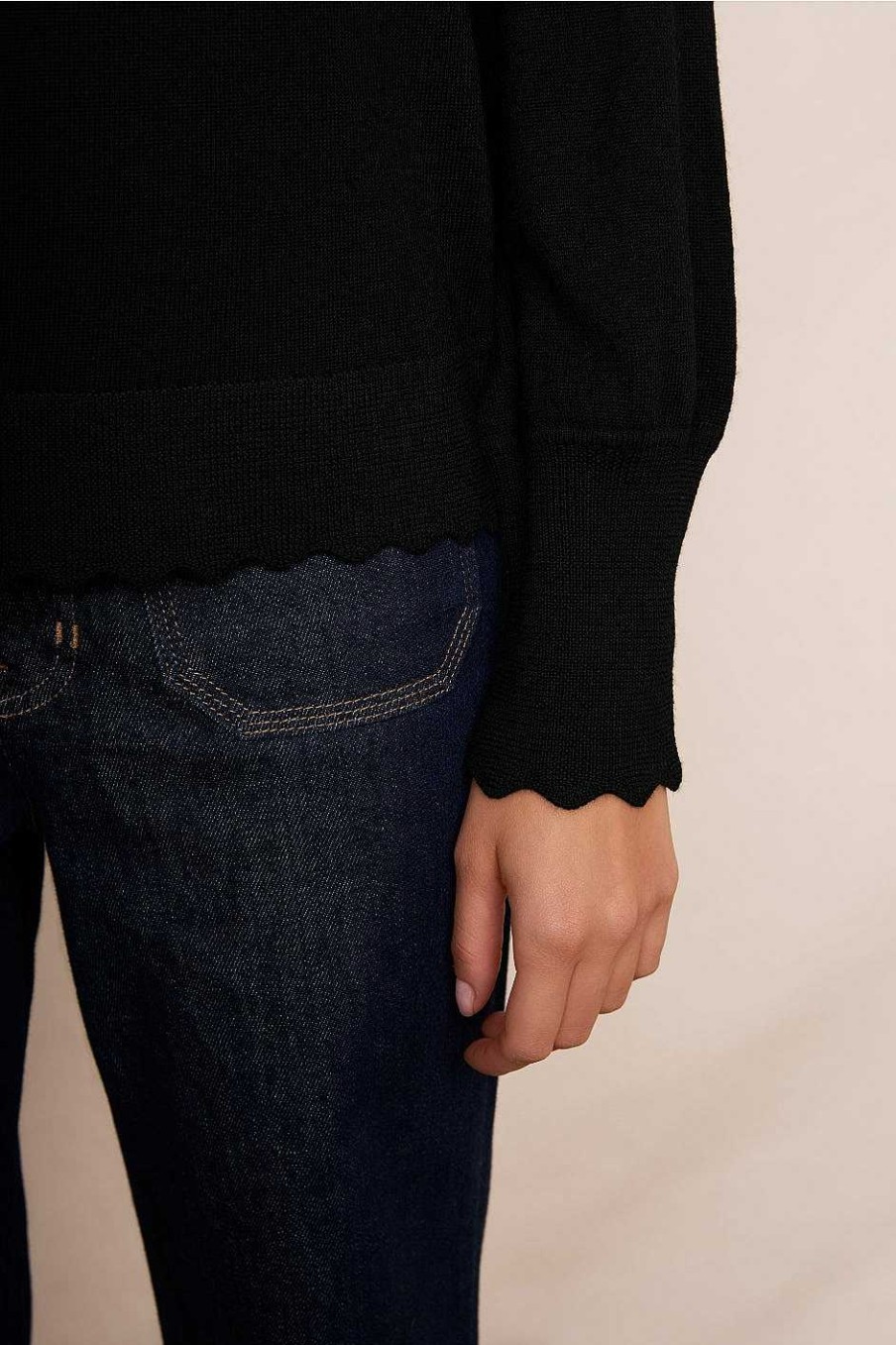 WYSE London Knitwear | Fleurine Scallop Jumper - Black