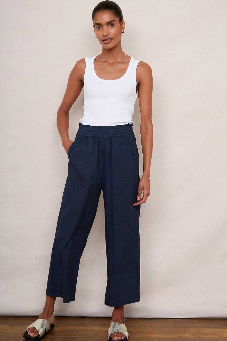 WYSE London Trousers | Martha Cropped Linen Trouser - Midnight